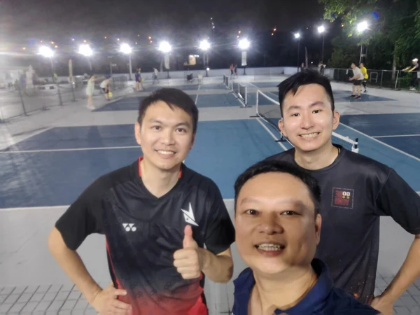 两个人在夜间球场旁合照