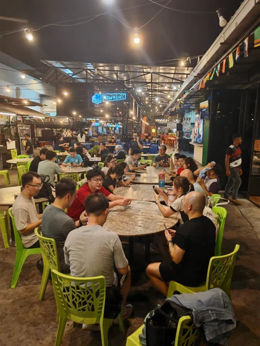 打完球后在 mamak 一长桌人的宵夜